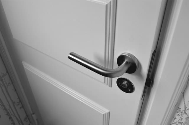 Secure-a-bedroom-door